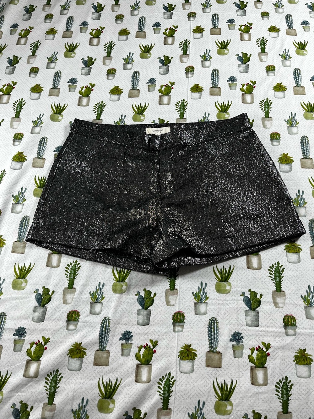 Umgee Women’s Lightweight Metallic Shorts Pockets & Cuff Size Medium